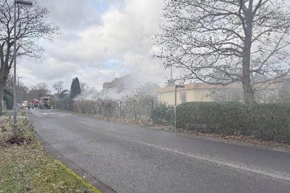 Brand eines Schuppens in Rotenburg, Feuerwehr im Einsatz, starke Rauchentwicklung, eine Person verletzt.