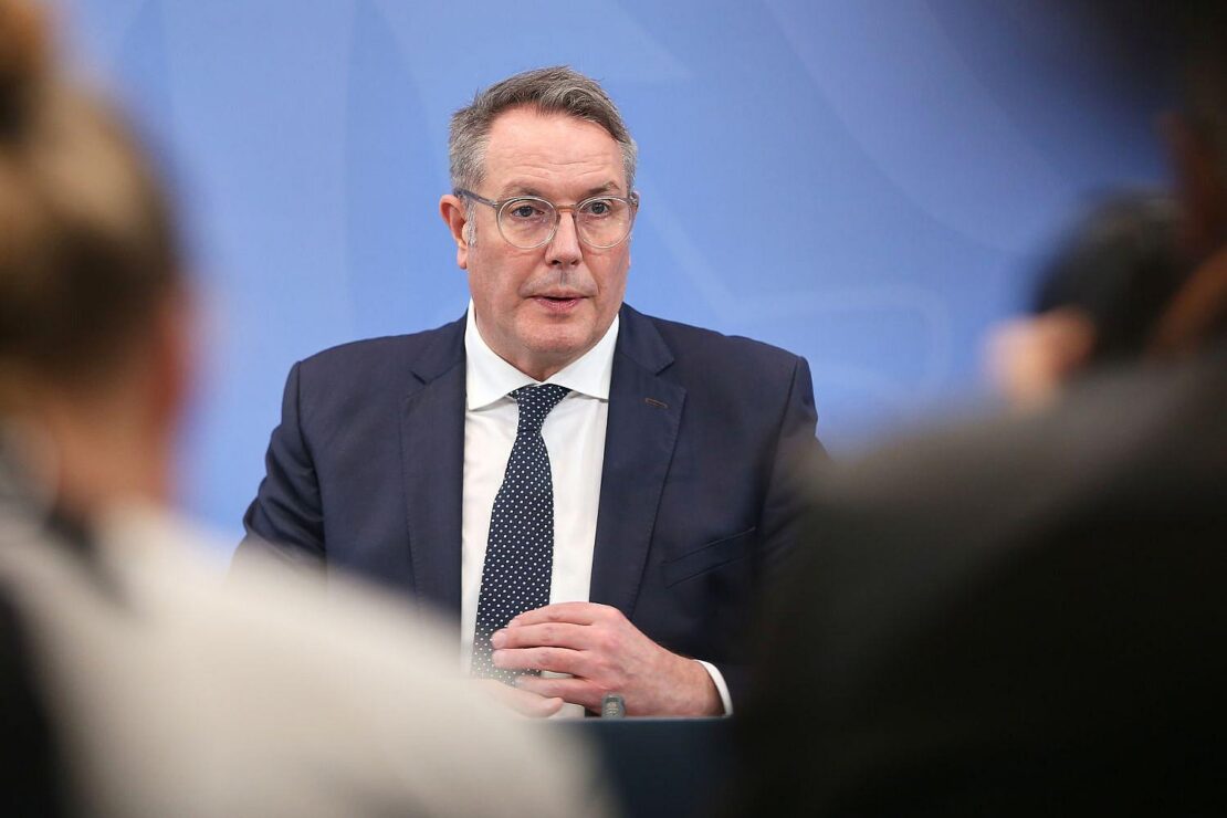 Schweitzer will Debatte über hohe Kosten durch hybride Bedrohungen