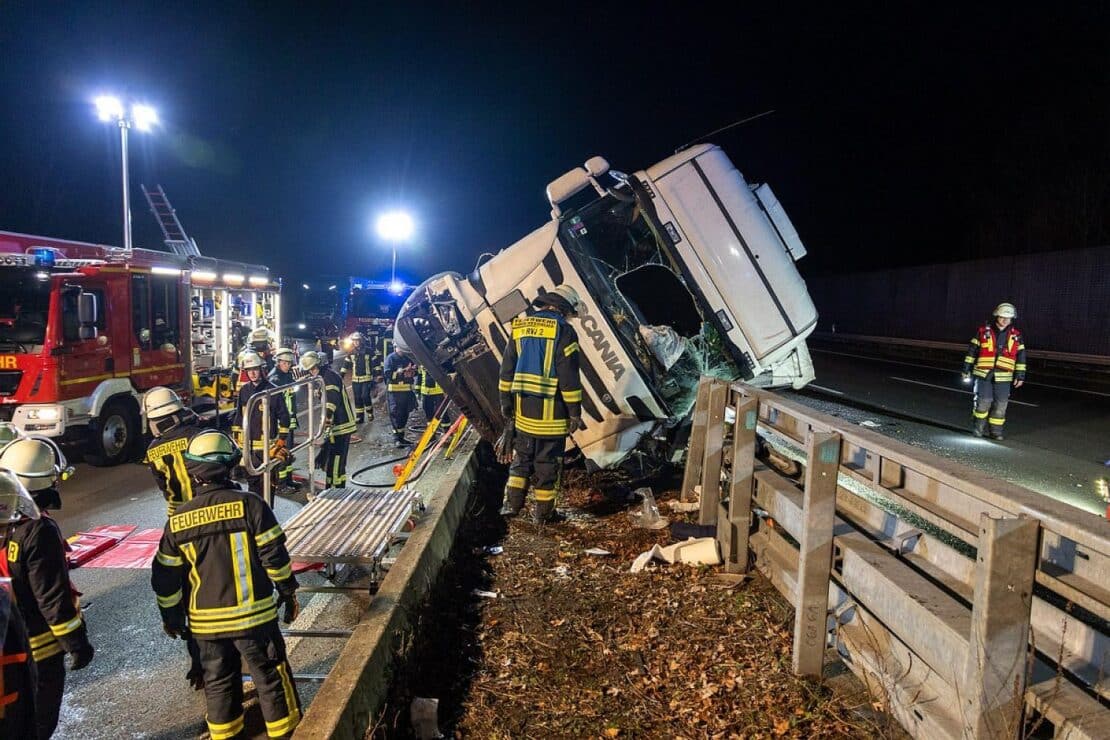 Schwerer LKW-Unfall auf A2 bei Porta Westfalica