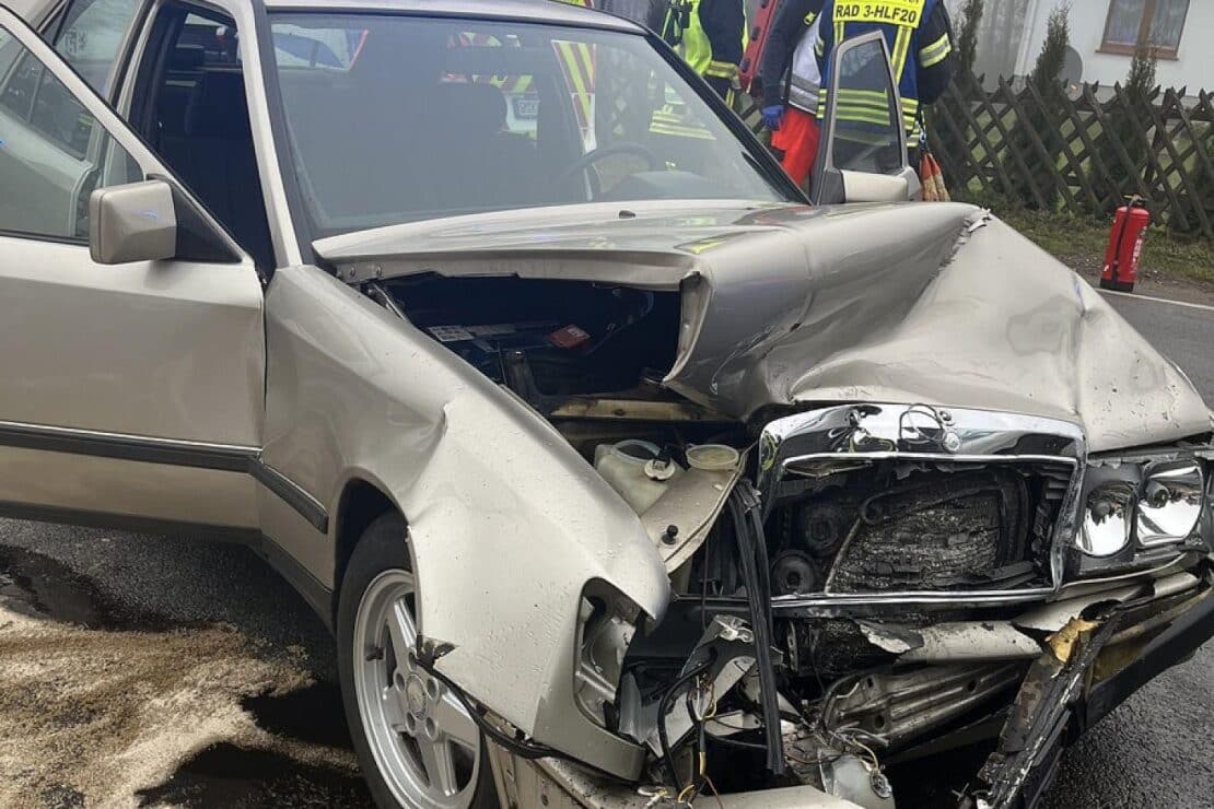Schwerer Unfall auf B483 bei Radevormwald verletzt 63-Jährigen