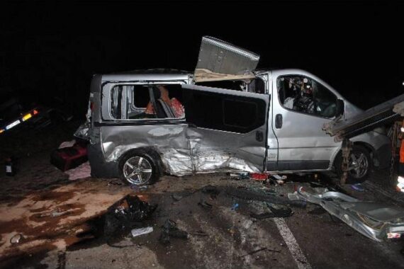 Schwerer Verkehrsunfall mit Kleinbus und Pkw, Rettungskräfte im Einsatz, Verletzte werden transportiert.