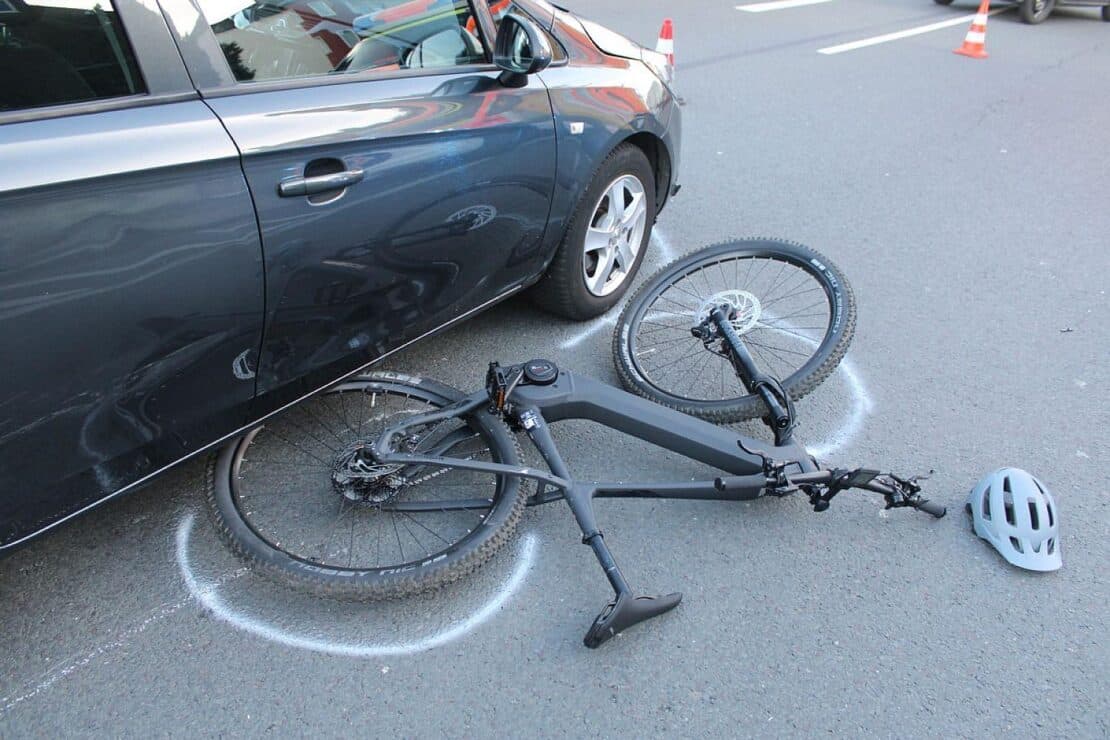 Schwerer Unfall in Hagen-Hochschulviertel – Radfahrerin von Auto erfasst