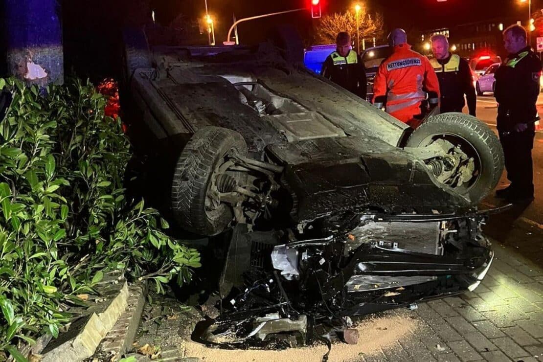 Schwerer Unfall in Zeven – Auto landet auf dem Dach