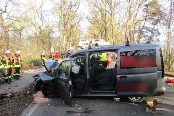 Schwerer Verkehrsunfall: VW Caddy prallt frontal gegen Baum, zwei Verletzte, Bundesstraße gesperrt.