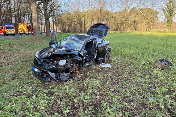 Schwerer Verkehrsunfall in Hünxe: Feuerwehr befreit eingeklemmte Person aus Pkw nach Baumkollision.