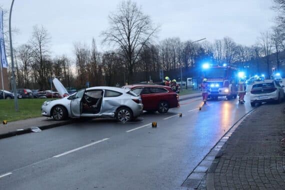 Drei beschädigte Autos an einer Unfallstelle, Verkehrsunfall mit Verletzten und Polizei vor Ort.