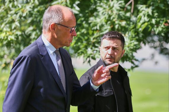 Selenskyj und Merz diskutieren über Frieden und Unterstützung im Ukraine-Konflikt.