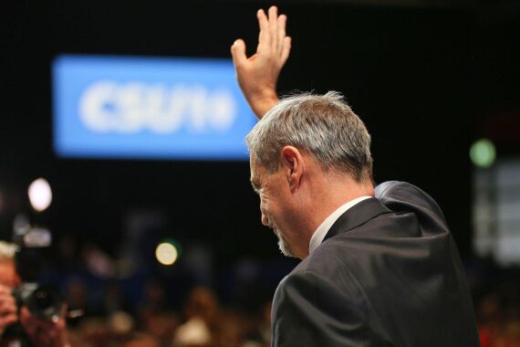 Markus Söder, umgeben von Delegierten, feiert seine Wiederwahl, trotz kritischer Zustimmung.