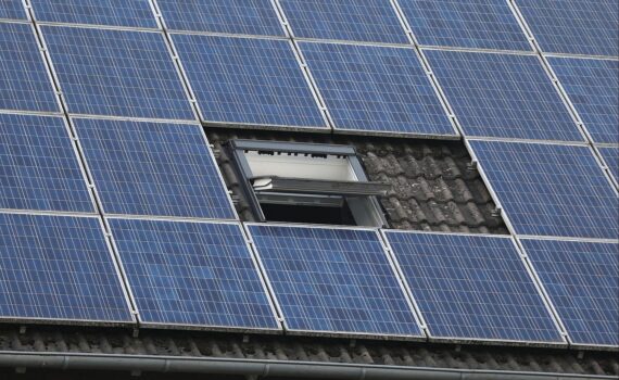 Solarzellen auf einem Dach, Symbol für die Herausforderungen der deutschen Siliziumproduktion und Rohstoffkrise.