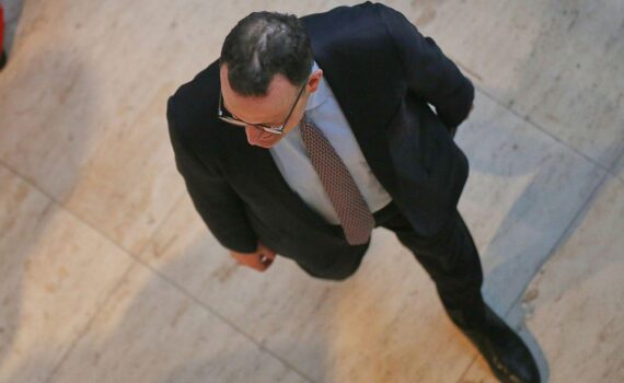 Jens Spahn im Gespräch, betont stabile Beitragssätze und Reformen im Gesundheitswesen.