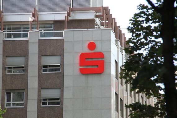 Sparkassen-App: Einfacher Aktienkauf, ETFs und Krypto-Angebote ab 2026 für Kunden.