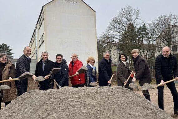 Symbolischer Spatenstich für den Erweiterungsbau der Kohlheckschule in Wiesbaden am 12.12.2025.