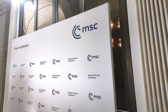 Politikerin kritisiert Teilnahme der AfD an Münchner Sicherheitskonferenz, warnt vor Verharmlosung.