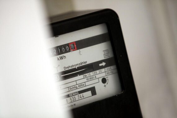 Stromzähler, Verkehrsunfall, Stromausfall, Raesfeld, Unfallstelle, beschädigter Strommast, Polizei, Nacht.