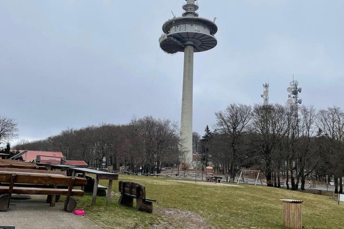 Sturm löst Gerüstteile am Fernmeldeturm Hoherodskopf
