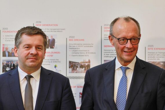 Sven Schulze und Friedrich Merz diskutieren über Umfragewerte und politische Erwartungen in Sachsen-Anhalt.