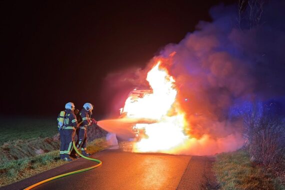 Brennender Transporter, Feuerwehr im Einsatz, Nacht, Flammen und Rauch, dramatische Rettungsaktion.