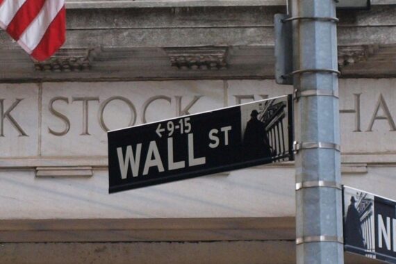 Wall Street mit steigenden Börsenkursen und Finanzaktivitäten in New York City.