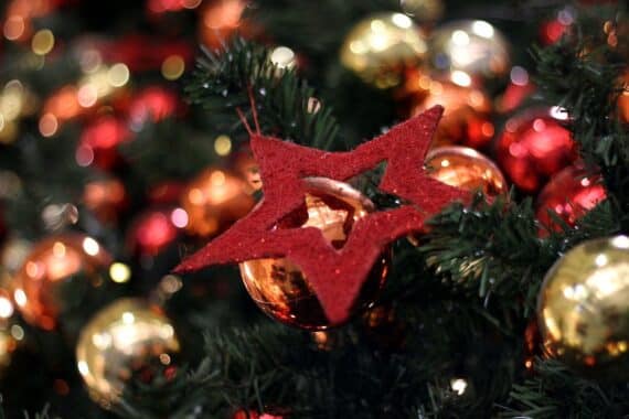 Weihnachtsschmuck vor festlichem Hintergrund, symbolisiert feierliche Stimmung an Geburtstagen während der Feiertage.