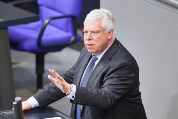 Jürgen Hardt äußert sich optimistisch über Ukrainische Friedensverhandlungen und europäische Unterstützung.