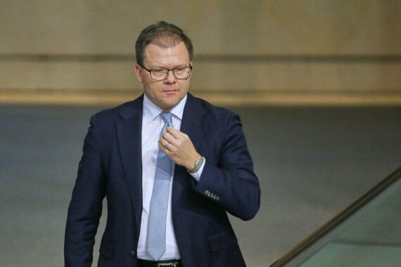 Carsten Schneider diskutiert Chemieindustrie und REACH-Verordnung auf einem Treffen in Berlin.