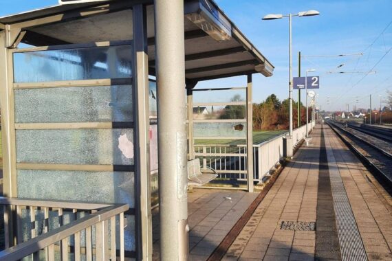 Zerschlagene Scheiben am Bahnhof Rheinzabern und beschädigter Fahrkartenautomat, Schadenshöhe 5.000 Euro.