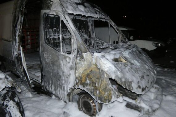 Abgebrannte Fahrzeuge auf Parkplatz, Polizei ermittelt wegen vorsätzlicher Brandstiftung.