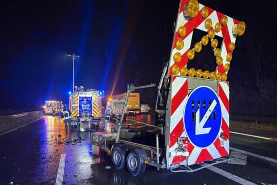 Pkw-Unfall mit Baustellenanhänger, Feuerwehr im Einsatz, Verkehr umgeleitet, Rettungsdienst vor Ort.