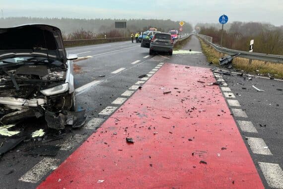 Schwerer Verkehrsunfall: verletzte Frau im Dacia, Einsatz der Feuerwehr zur Befreiung.