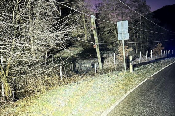 Verkehrsunfall mit umgekipptem Auto und beschädigtem Strommast im Elmsteiner Tal.