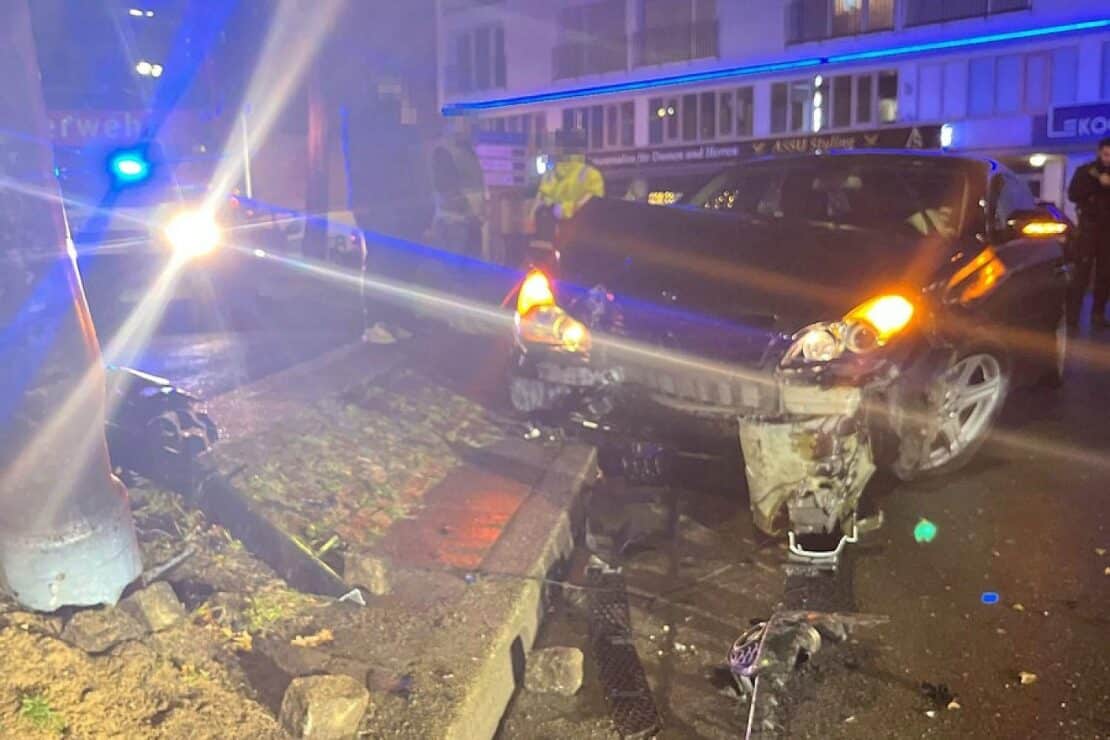 Unfall mit drei Fahrzeugen in Gelsenkirchen nach überhöhter Geschwindigkeit