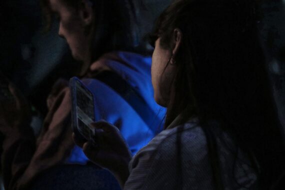 Junge Frau nutzt Smartphone; Technologie zur Datenspeicherung und Sicherheit im Internet im Fokus.