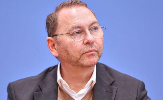 Frank Werneke spricht über Lohnforderungen und Streiks im öffentlichen Dienst in Deutschland.