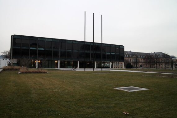 Landtag Baden-Württemberg mit unterirdischem Tunnel, symbolisiert politische Auseinandersetzungen und Zugangsbeschränkungen.