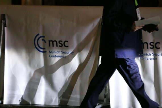 Politiker diskutieren Kritik an AfD-Einladung zur Münchner Sicherheitskonferenz 2025.