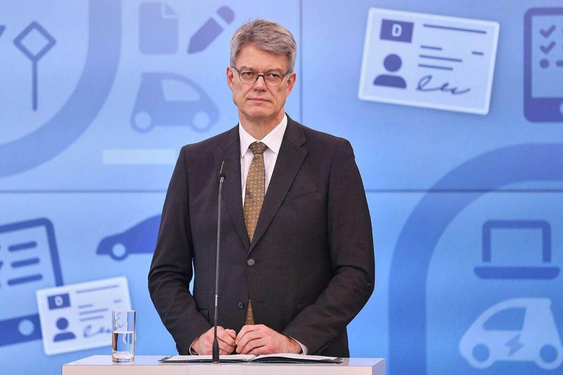Verkehrsminister glaubt nicht an niedrigere Ticketpreise