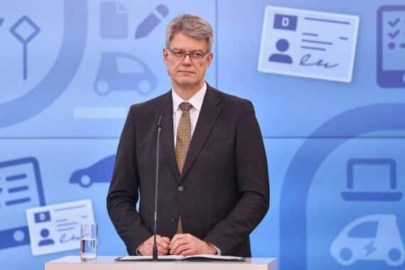 Patrick Schnieder diskutiert die Absenkung der Luftverkehrssteuer zur Verbesserung Deutschlands Wettbewerbsfähigkeit.