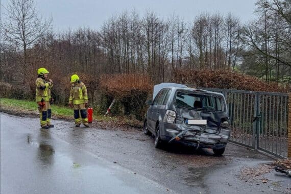 Verkehrsunfall auf der Paderborner Straße mit Feuerwehr und Rettungsdienst im Einsatz.
