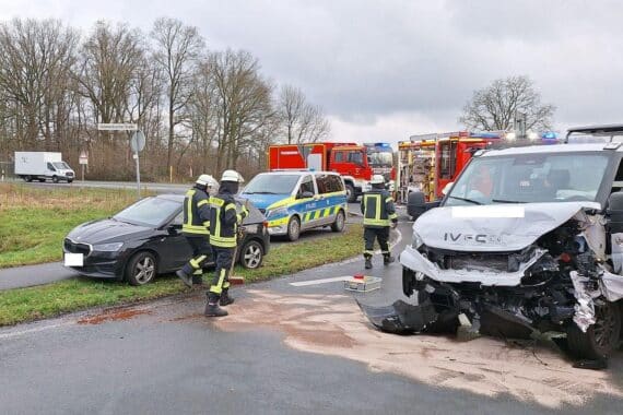 Verkehrsunfall mit Klein-LKW und PKW, Feuerwehr sichert Stelle, Betriebsstoffe ausgelaufen.