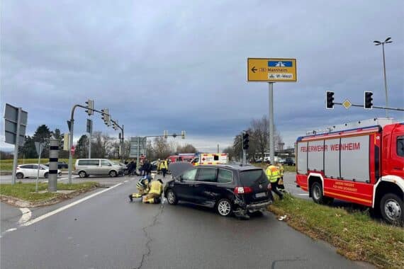 Schwerer Verkehrsunfall auf B38, Feuerwehr sichert Unfallstelle, beschädigte Fahrzeuge, Polizei vor Ort.