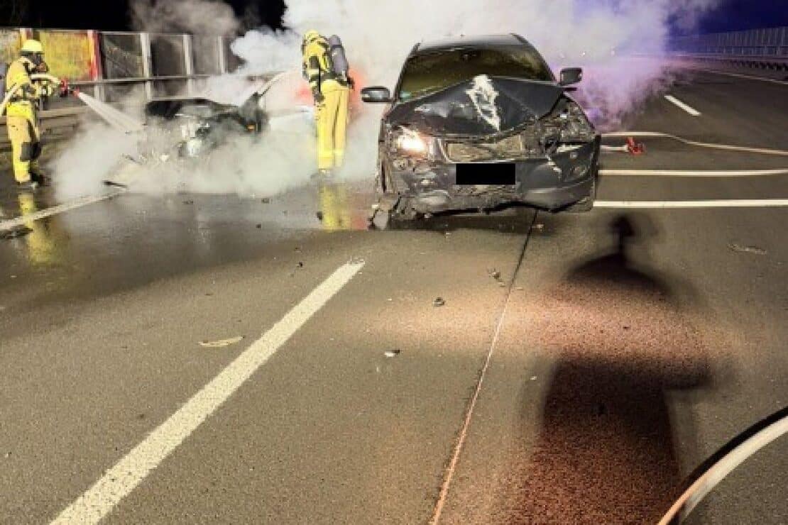 Vier Autos kollidieren auf A1 bei Remscheid – Zwei Fahrzeuge geraten in Brand