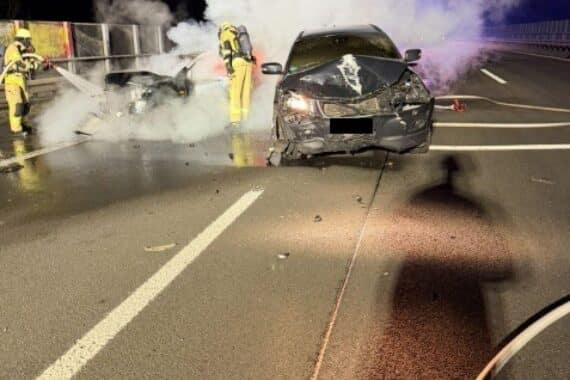 Schwere Verkehrsunfall mit brennenden Fahrzeugen auf der Autobahn, Feuerwehr im Einsatz.