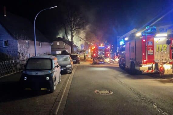 Brand eines Wohnhauses in Dortmund, Feuerwehr im Einsatz, winterliche Bedingungen erschweren Löscharbeiten.
