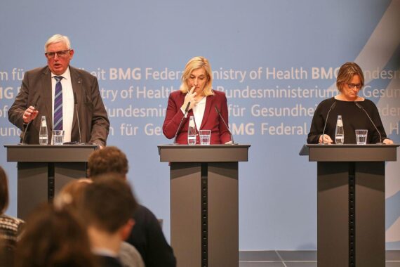 Nina Warken diskutiert Pflegereform, Kritik und Finanzierungskonzepte auf einer Pressekonferenz.