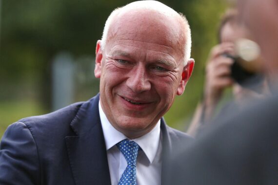 Bild von Kai Wegner mit Anfang einer Straße, Symbol für Yad-Vashem-Straße in Berlin.