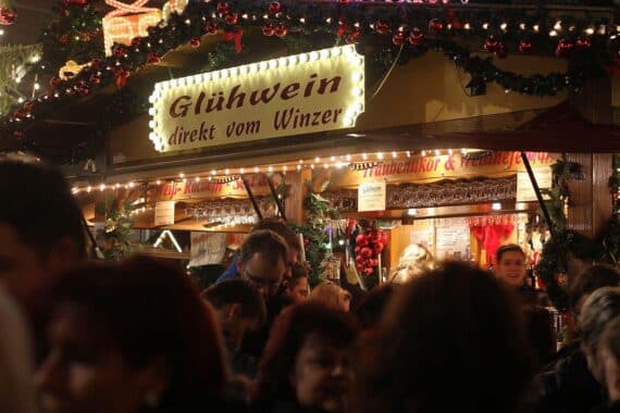 Weihnachtsmarkt mit Glühweinstand, weniger Besucher, Sicherheitsprobleme und steigende Kosten für Veranstalter.