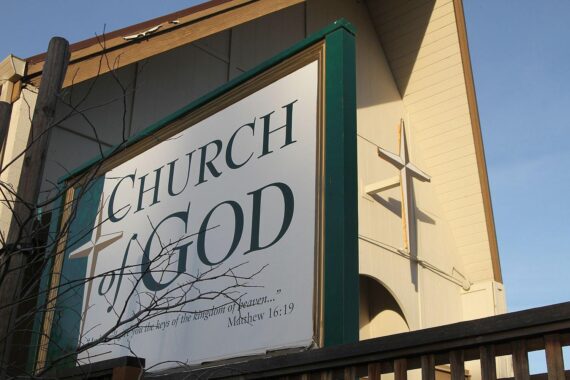 Eine Kirche im USA-Hintergrund zur Kritik an politischem Missbrauch des Christentums.