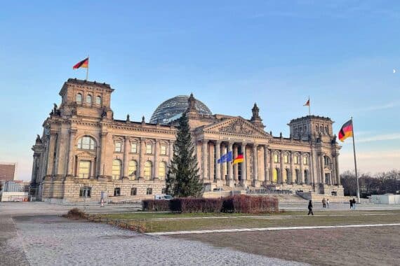 Sonniger Himmel über dem Reichstagsgebäude in Berlin, milde Temperaturen und hohe Wolken.