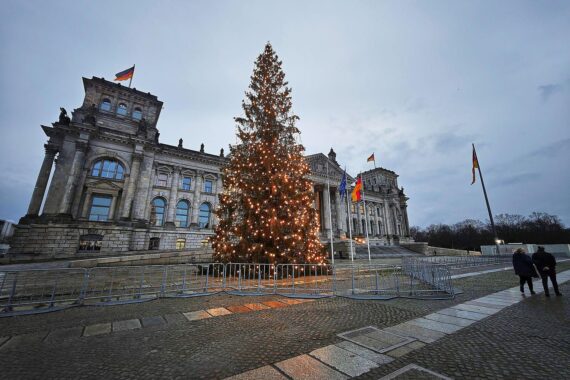 Sonnenaufgang über Berlin, gefolgt von Wolken und Regen, symbolisiert wechselhaftes Wetter.