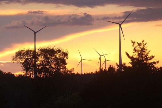 Windräder vor blauem Himmel, symbolisieren das sonnige, trockene Wetter in Sachsen-Anhalt.